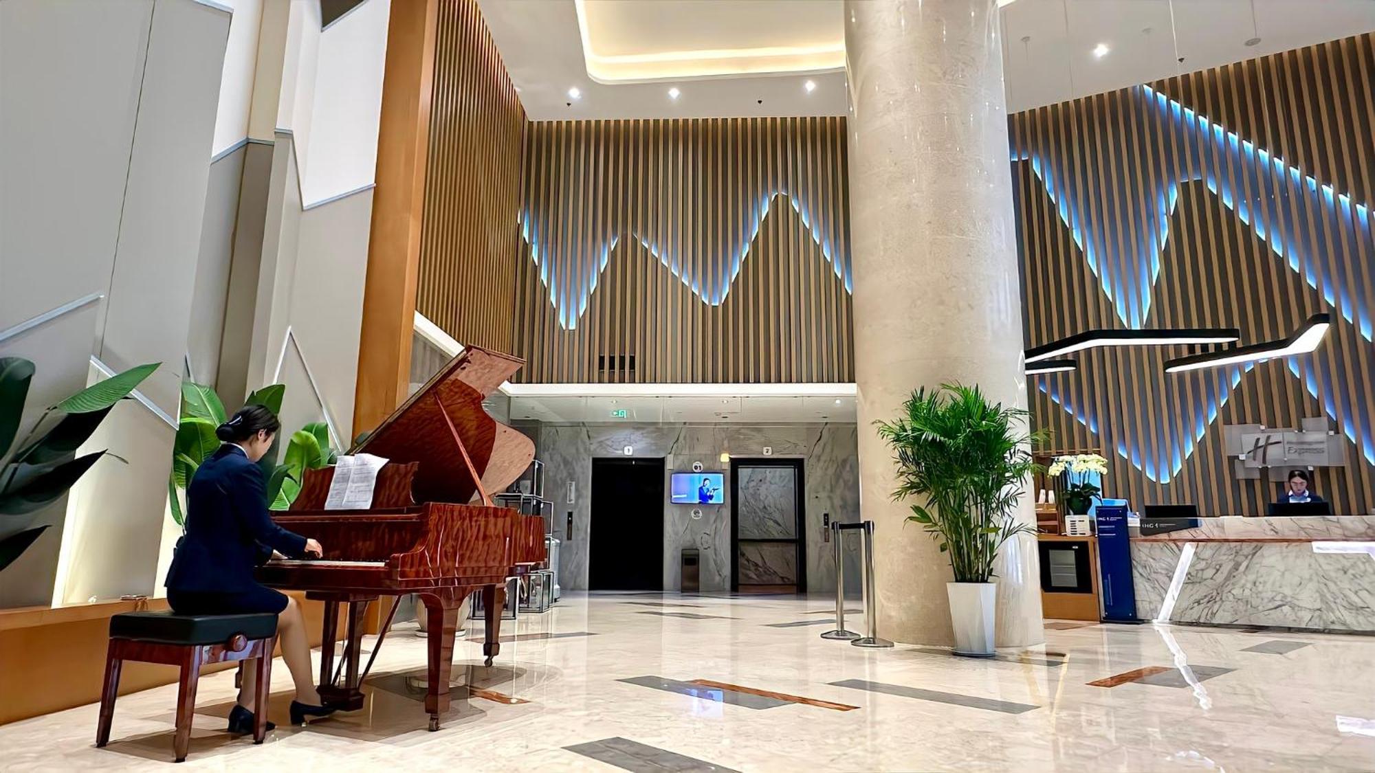 Holiday Inn Express Zhengzhou Zhengdong By Ihg Exterior photo